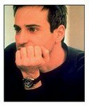 Olivier Assayas filma de un modo llano, directo, contundente 