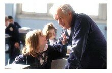 Sheridan con una de las niñas protagonistas